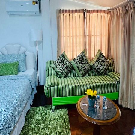 Ree House@Soi Cowboy-Asoke Bts-Mrt Hotell Bangkok Exteriör bild