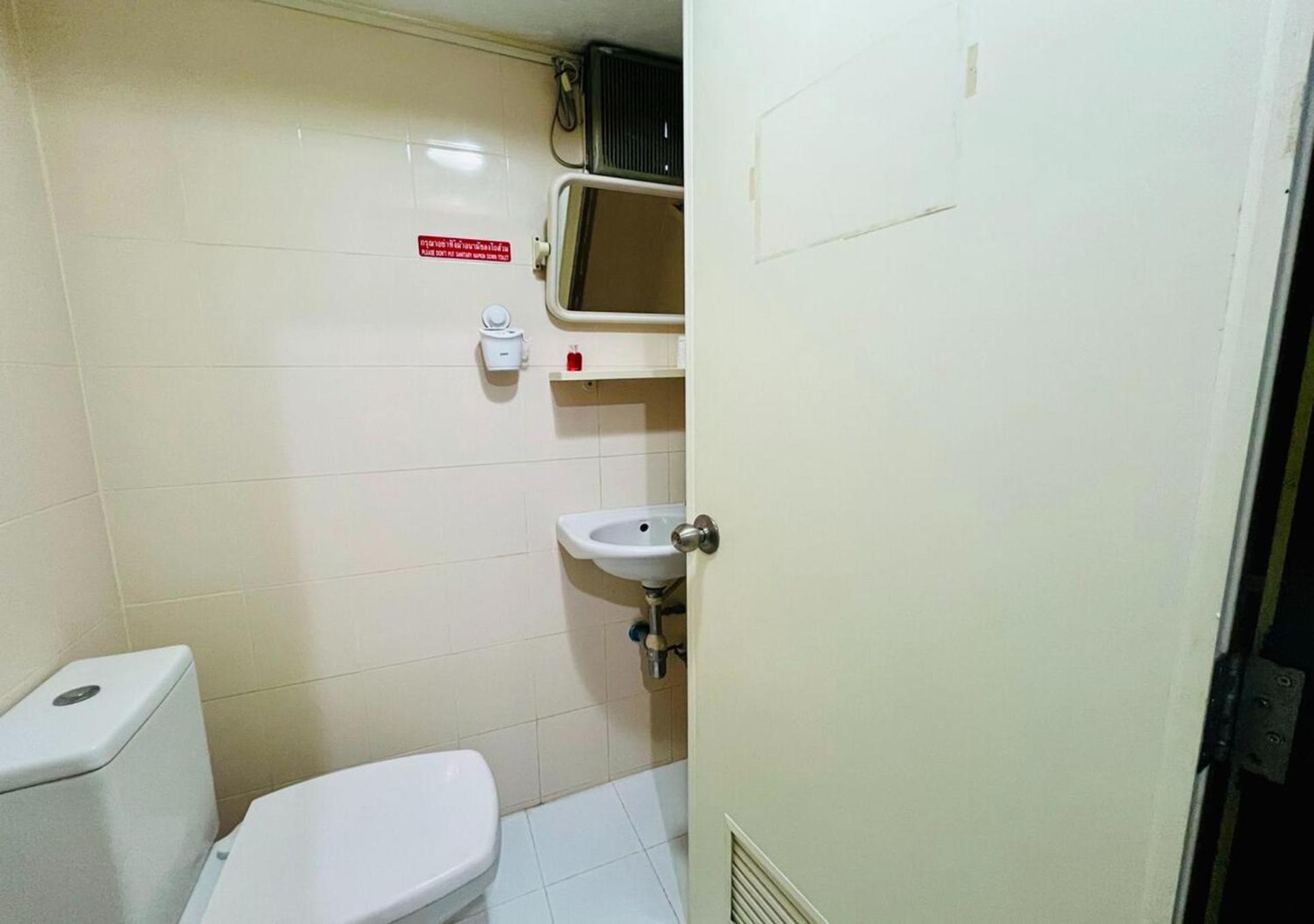 Ree House@Soi Cowboy-Asoke Bts-Mrt Hotell Bangkok Exteriör bild