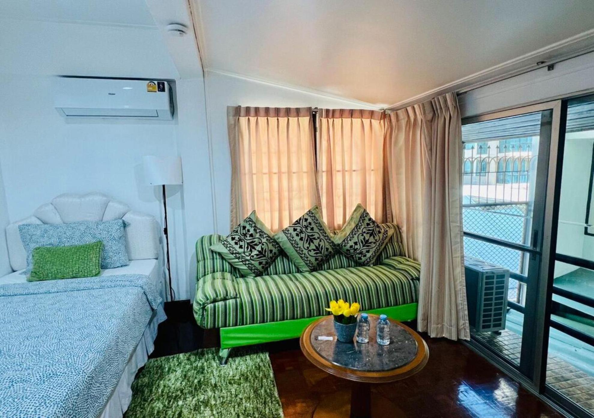 Ree House@Soi Cowboy-Asoke Bts-Mrt Hotell Bangkok Exteriör bild