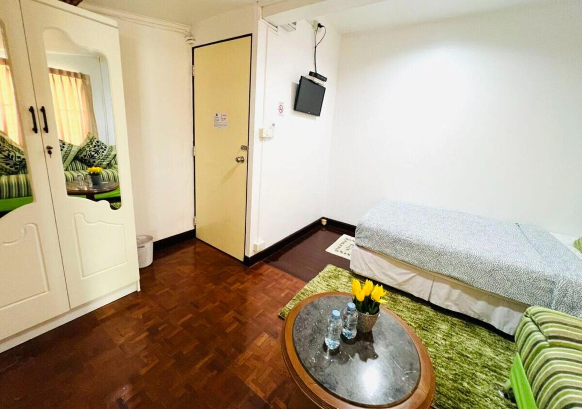 Ree House@Soi Cowboy-Asoke Bts-Mrt Hotell Bangkok Exteriör bild