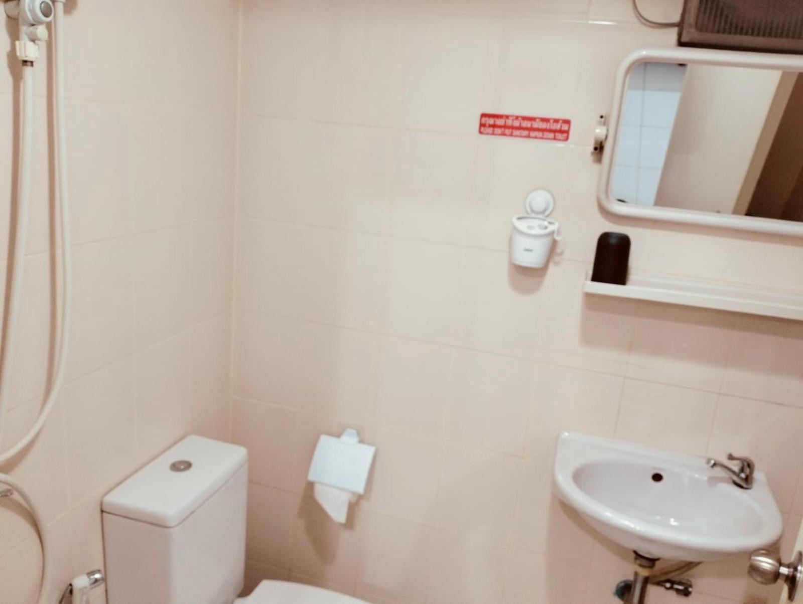 Ree House@Soi Cowboy-Asoke Bts-Mrt Hotell Bangkok Exteriör bild