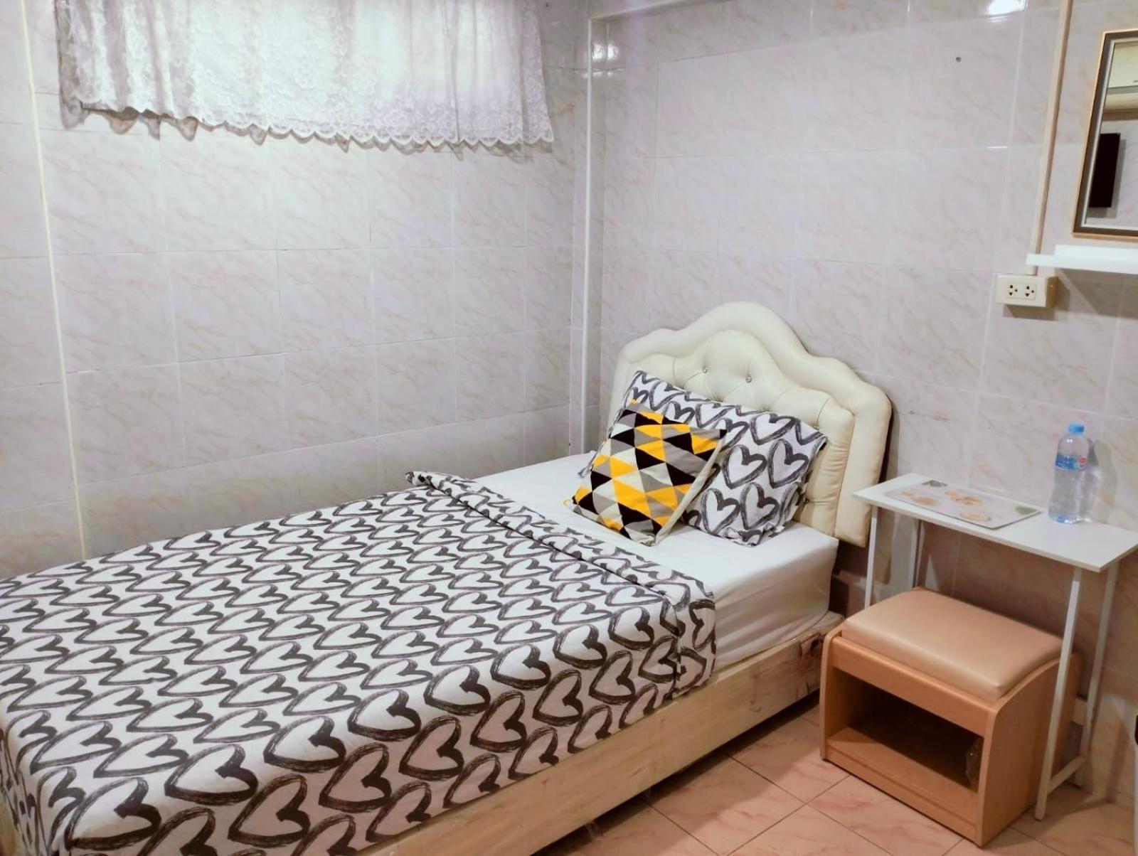 Ree House@Soi Cowboy-Asoke Bts-Mrt Hotell Bangkok Exteriör bild